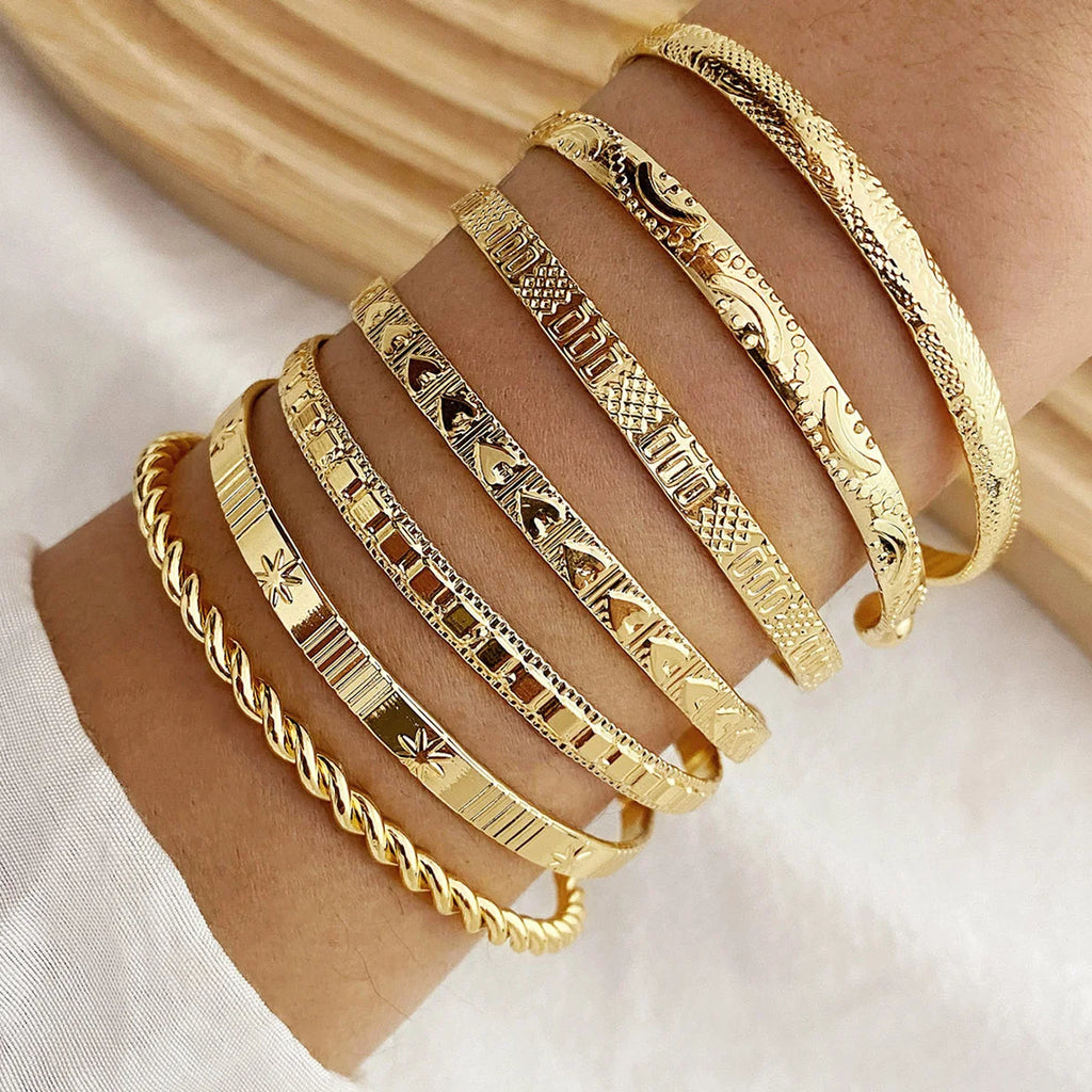 "7-Piece Gold Punk Bracelets Set – Heart Print Metal Bangles for Women"